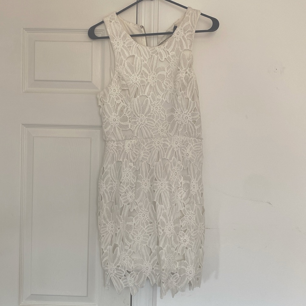 White sleeveless flower lace dress